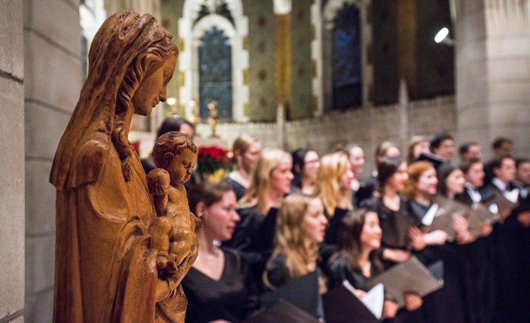 Photo of the University Chorale singing