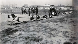 tug-of-war-event-at-the-1904-olympics-st-louis-turners-1-vs-st-louis-turners-a63008