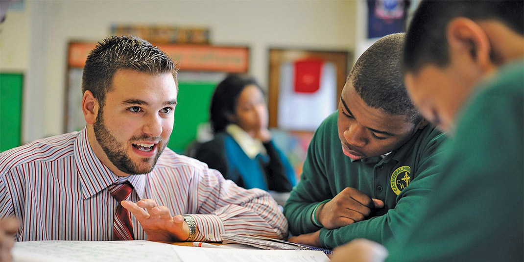 Prof. Jerry Kane speaking with students in his classroom