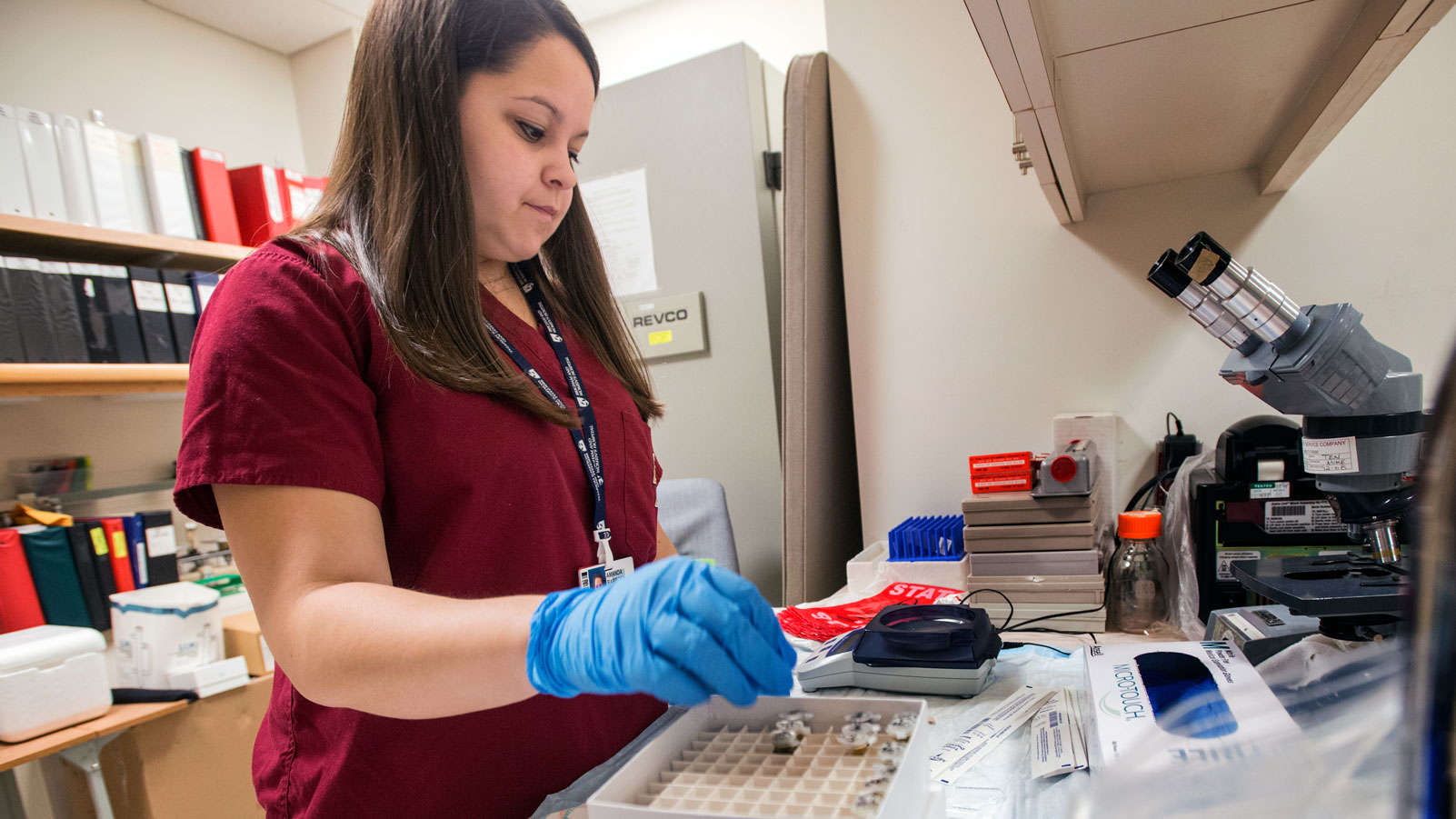 Undergrad research fellow in a lab