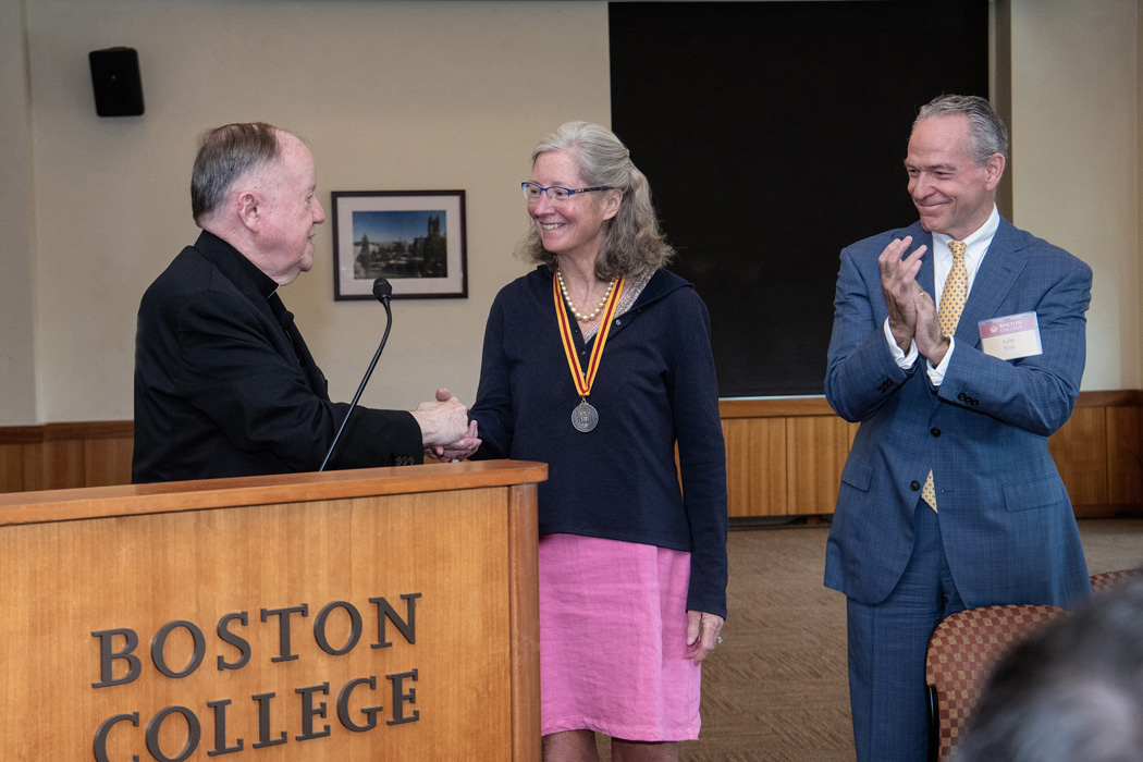 Presentation of a medallion to a woman